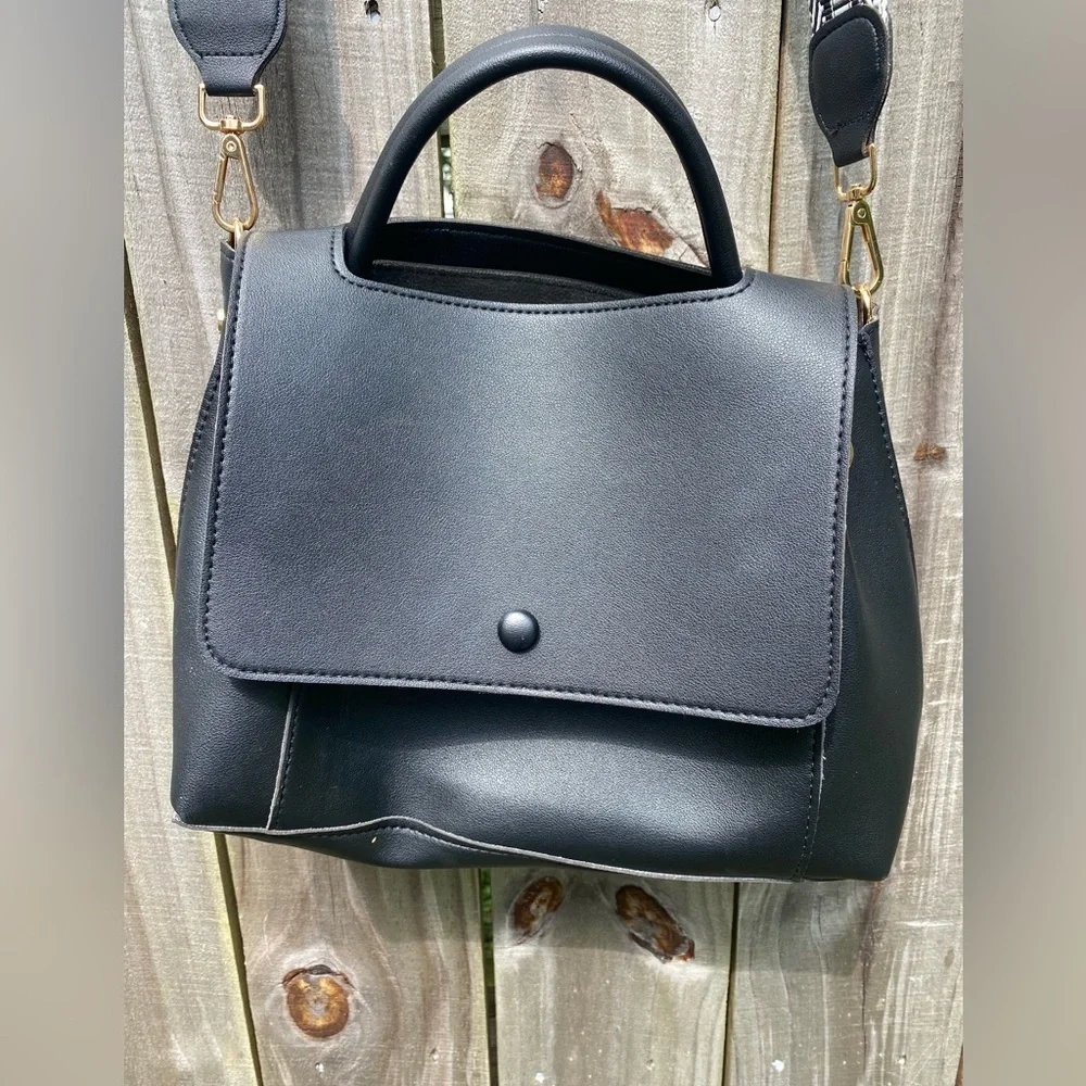 Elegant Black Handbag - Picture 2 of 5
